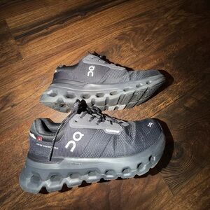 Women’s size 6 ON Cloudrunner 2 Waterproof